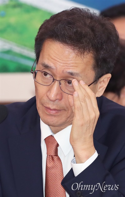 함진규 한국도로공사 사장이 12일 서울 여의도 국회에서 열린 국토교통위원회 국정감사에서 의원 질의에 답변하고 있다.
