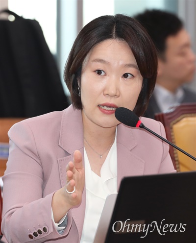 이소영 더불어민주당 의원이 12일 서울 여의도 국회에서 열린 국토교통위원회의 한국도로공사 국정감사에서 질의하고 있다. 
