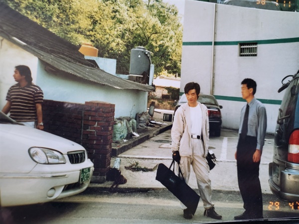 구자환 감독의 2004년 여양리 발굴장 촬영 당시 모습 