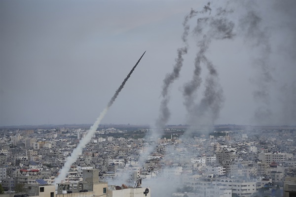 하마스가 이스라엘 향해 로켓을 발사하는 모습.