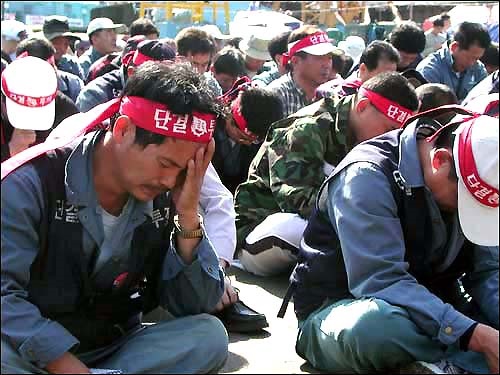 2003년 10월 17일 낮 12시 고 김주익 한진중 지회장의 유서가 낭독되자 한진중 노동자들이 고개를 숙인 채 흐느끼고 있다.
