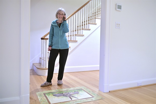 클라우디아 골딘이 10월 9일 노벨 경제학상을 받았다는 소식을 접한 뒤 매사추세츠주 케임브리지에 있는 자택에서 기자와 전화 통화를 하고 있다. 
