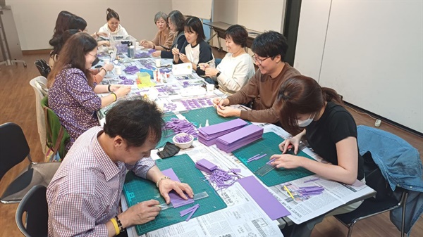 진실의보라리본공작소 in 서촌 운영 첫날 참여자들이 리본을 만들고 있다.