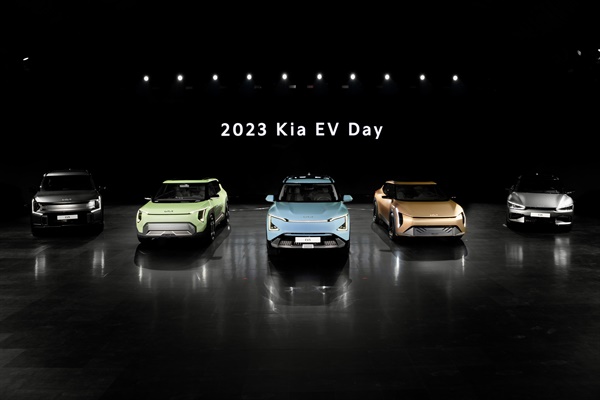 ‘2023 기아 EV 데이’에서 나온 기아 전기차 라인업. 향후 전기차 시대 전환을 위한 기아의 전략이 공개됐다. 사진 왼쪽부터  EV6 GT, EV4 콘셉트, EV5, EV3 콘셉트, EV9 GT 라인.