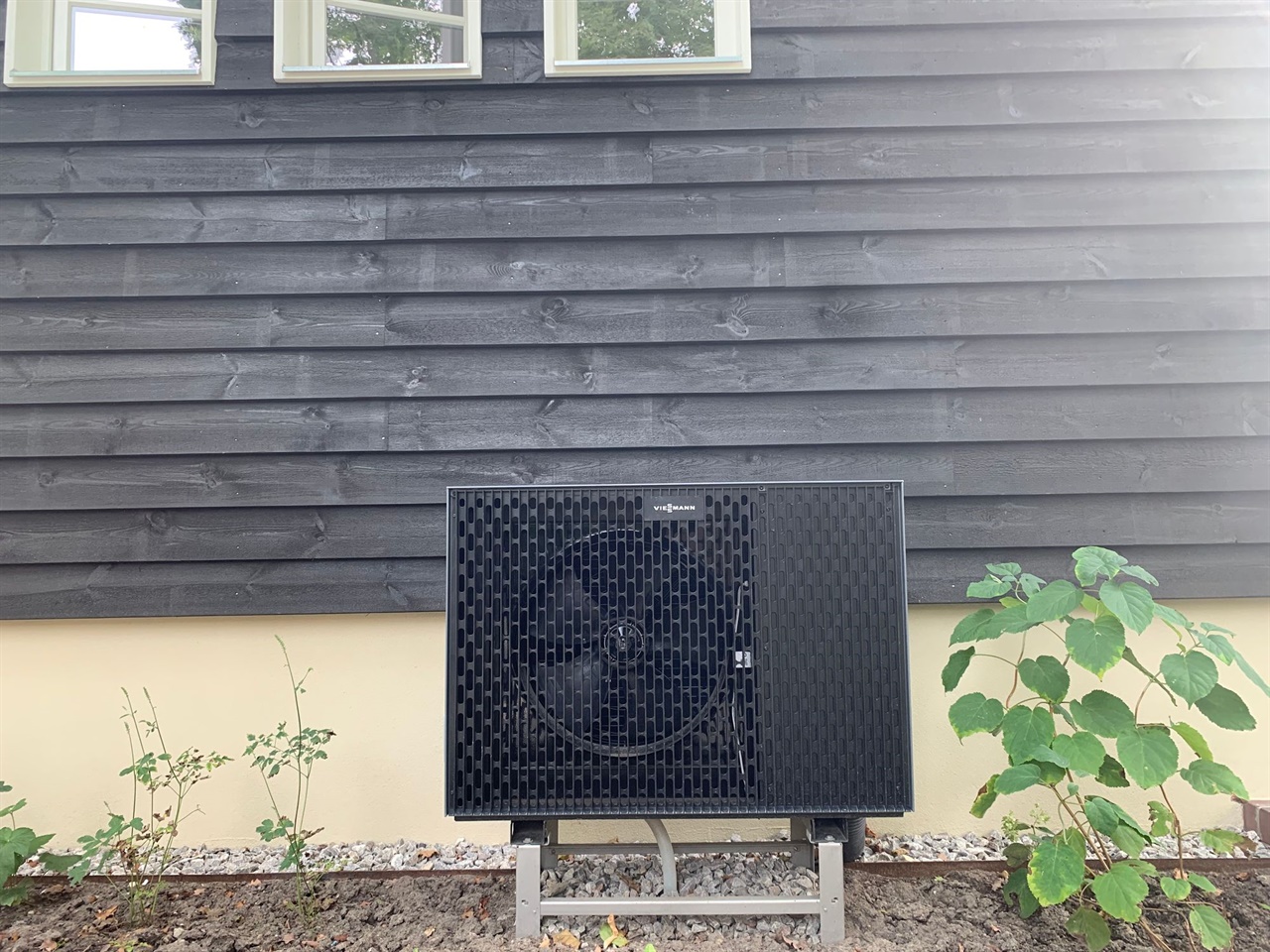 보봉과 다른 클라이마이노흐 지역의 공기열을 이용하는 단독주택의 히트펌프.  