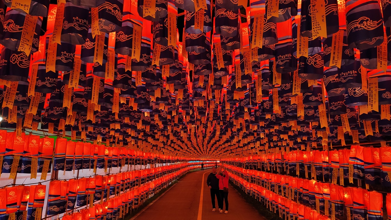 진주성과 남강 일원에는 진주남강유등축제가 열리고 있다. 사진은 수만개로 이루어진 소망등터널.
