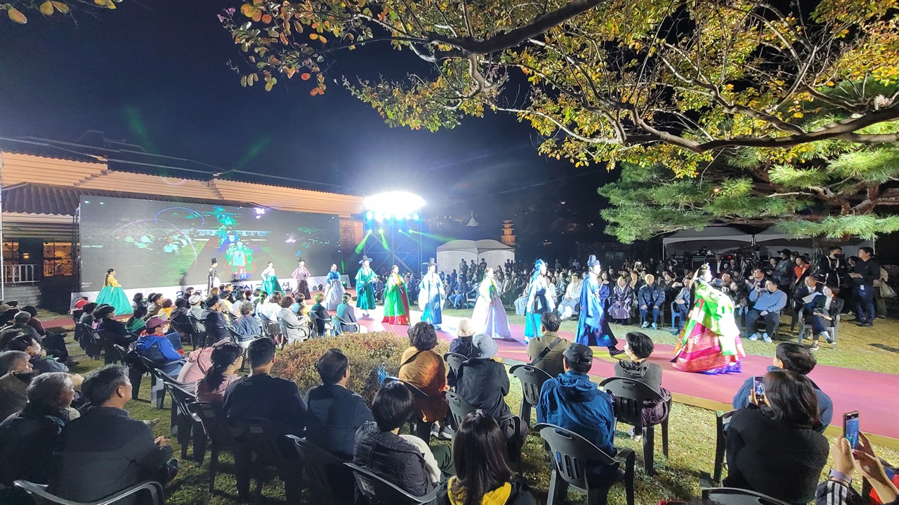진주성과 남강 일원에는 진주남강유등축제가 열리고 있다. 진주박물관 앞에서 열린 실크패션쇼
