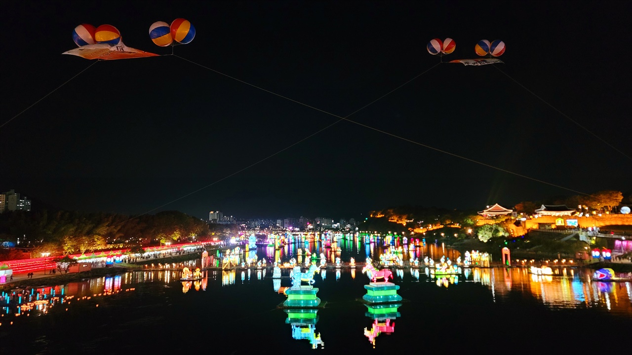진주성과 남강 일원에는 진주남강유등축제가 열리고 있다. 