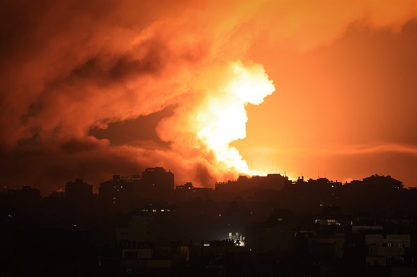 이스라엘과 하마스 간의 격렬한 전투가 계속되는 가운데, 지난 10월 13일 이스라엘의 공습으로 가자시의 건물 위로 불과 연기가 피어오르고 있다.