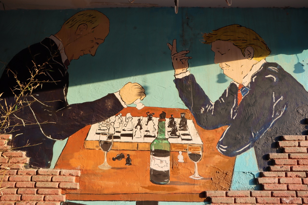 유럽광장에서 만난 트럼프와 푸틴의 체스게임 그림