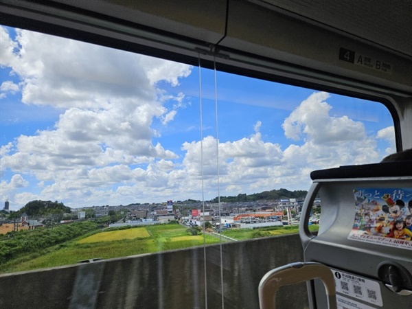 열차 창밖으로 펼쳐지는 동경의 외곽지역 