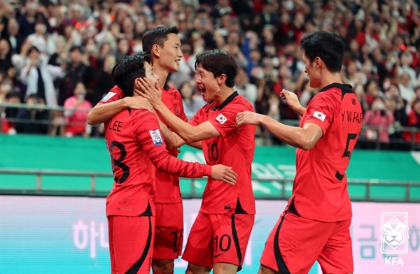 한국 대표팀 이강인이 튀니지전에서 첫 골을 터뜨리자 팀 동료들이 함께 기뻐하고 있다.