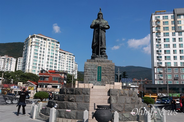  창원진해 북원광장 이순신 장군 동상.