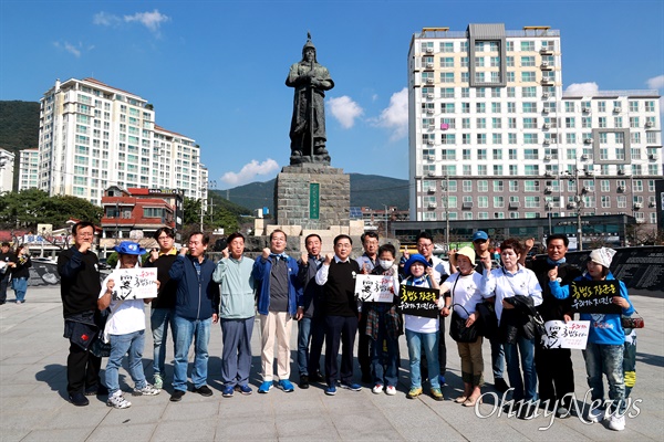 ‘홍범도 장군은 우리가 지킨다 공동행동 추진위원회’는 14일 창원진해 북원광장 이순신 장군 동상 앞에서 해군사관학교 앞 남원광장 백범김구선생친필시비까지 거리행진을 했다.