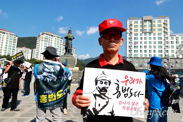 ‘홍범도 장군은 우리가 지킨다 공동행동 추진위원회’는 14일 창원진해 북원광장 이순신 장군 동상 앞에서 해군사관학교 앞 남원광장 백범김구선생친필시비까지 거리행진을 했다. 김영만 열린사회희망연대 고문.