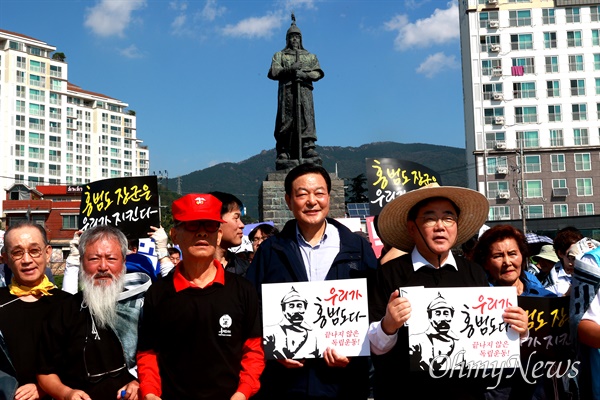  ‘홍범도 장군은 우리가 지킨다 공동행동 추진위원회’는 14일 창원진해 북원광장 이순신 장군 동상 앞에서 해군사관학교 앞 남원광장 백범김구선생친필시비까지 거리행진을 했다.