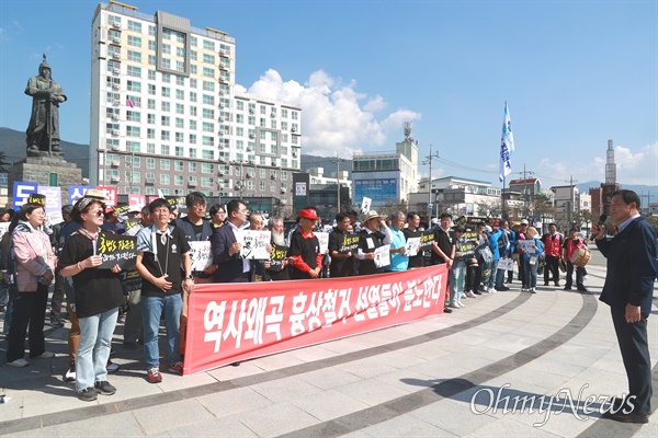 ‘홍범도 장군은 우리가 지킨다 공동행동 추진위원회’는 14일 창원진해 북원광장 이순신 장군 동상 앞에서 해군사관학교 앞 남원광장 백범김구선생친필시비까지 거리행진을 했다. 황기철 전 국가보훈처장 발언.