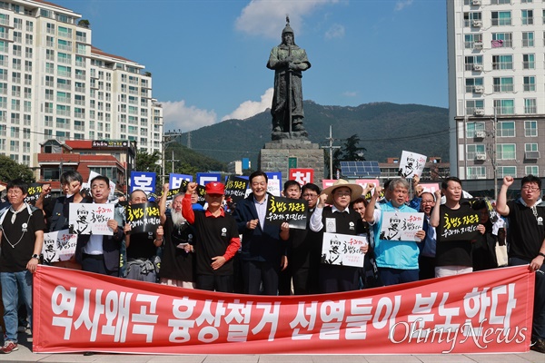  ‘홍범도 장군은 우리가 지킨다 공동행동 추진위원회’는 14일 창원진해 북원광장 이순신 장군 동상 앞에서 해군사관학교 앞 남원광장 백범김구선생친필시비까지 거리행진을 했다.