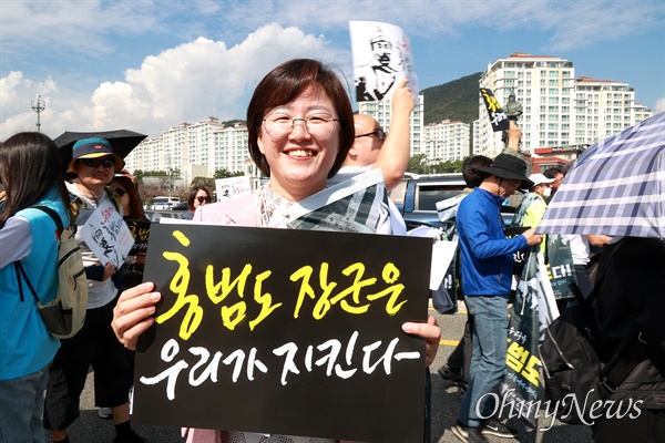  ‘홍범도 장군은 우리가 지킨다 공동행동 추진위원회’는 14일 창원진해 북원광장 이순신 장군 동상 앞에서 해군사관학교 앞 남원광장 백범김구선생친필시비까지 거리행진을 했다.