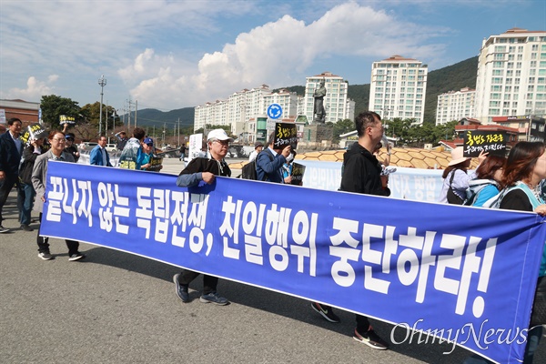 ‘홍범도 장군은 우리가 지킨다 공동행동 추진위원회’는 14일 창원진해 북원광장 이순신 장군 동상 앞에서 해군사관학교 앞 남원광장 백범김구선생친필시비까지 거리행진을 했다.