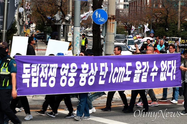  ‘홍범도 장군은 우리가 지킨다 공동행동 추진위원회’는 14일 창원진해 북원광장 이순신 장군 동상 앞에서 해군사관학교 앞 남원광장 백범김구선생친필시비까지 거리행진을 했다.