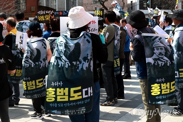 ‘홍범도 장군은 우리가 지킨다 공동행동 추진위원회’는 14일 창원진해 북원광장 이순신 장군 동상 앞에서 해군사관학교 앞 남원광장 백범김구선생친필시비까지 거리행진을 했다.