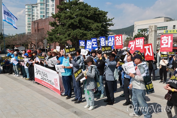 ‘홍범도 장군은 우리가 지킨다 공동행동 추진위원회’는 14일 창원진해 북원광장 이순신 장군 동상 앞에서 해군사관학교 앞 남원광장 백범김구선생친필시비까지 거리행진을 했다.