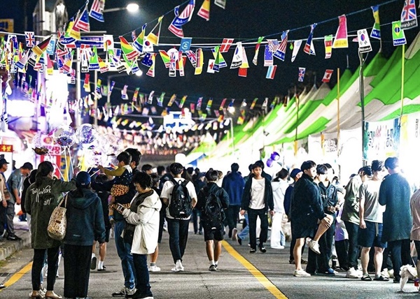 홍성 ‘광천김·토굴새우젓 축제’가 지난 13일 개막식을 시작으로 광천전통시장과 토굴 마을 일대에서 개최됐다. 