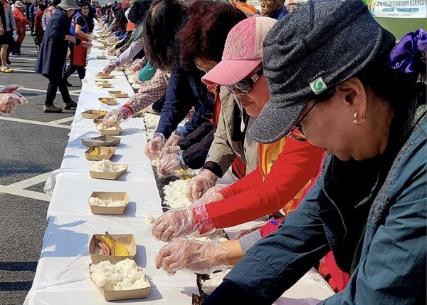 광천김새우첫축제가 지난 13일 개막한 가운데, 광천김으로 즉석에서 김밥을 만들고 있다. 