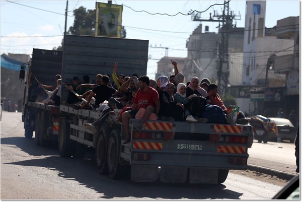  이스라엘 폭격기의 표적이 되자 가자지구 남쪽 지역으로 피난을 떠나는 사람들. 2023년 10월 14일. 