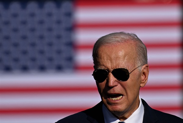 조 바이든 미국 대통령이 2023년 10월 13일 펜실베이니아주 필라델피아의 티오가 마린 터미널에서 연설하고 있다.