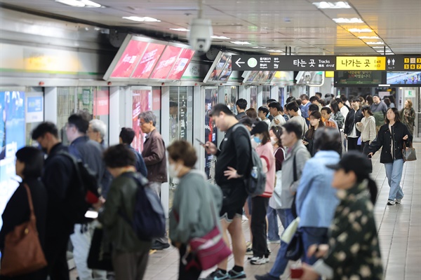 지난 16일 오후 서울 시내 한 지하철 승강장에서 시민들이 열차를 기다리고 있다.