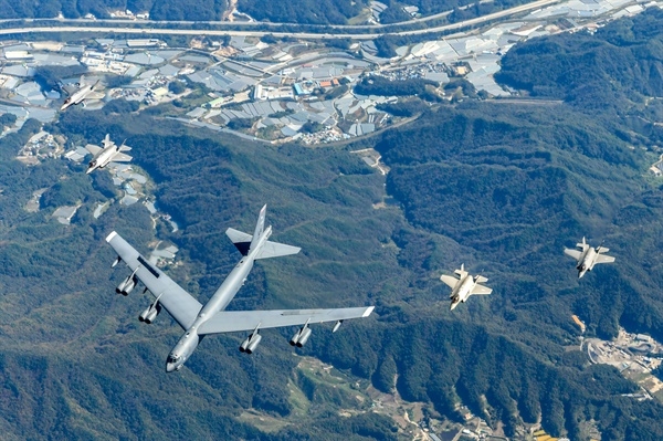 지난 2023년 10월 17일 미국 공군의 B-52H 전략폭격기와 한국 공군의 F-35A 전투기들이 한반도 상공에서 한미 연합공중훈련을 실시하고 있다. 2023.10.17 [공군 제공. 재판매 및 DB 금지]