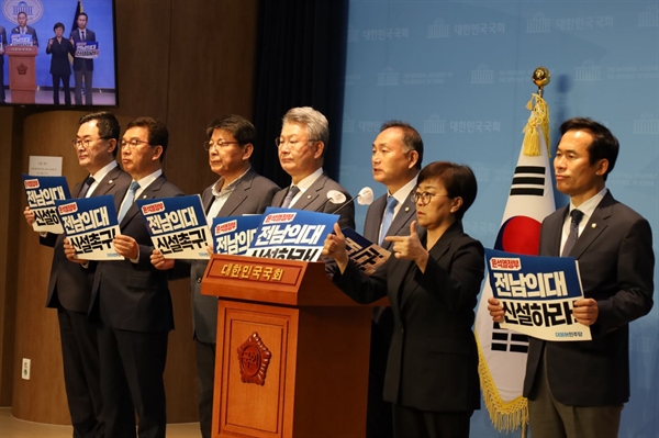 더불어민주당 김원이(전남 목포) 의원을 비롯한 전남지역 국회의원 일동이 공동 기자회견을 열고 전남권 의대 신설을 촉구하고 있다.