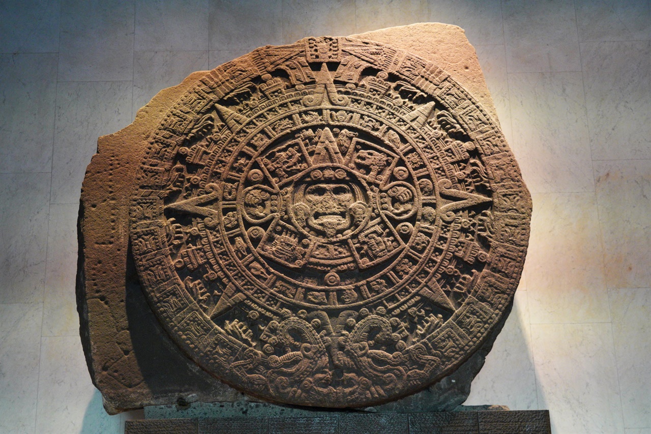 아즈텍인들의 우주창조와 달력체계가 새겨진 태양석이 멕시코시티의 Chapultepec 공원 내에 위치한 국립인류학 박물관의 중앙에 놓였다. 스페인 침략자들이 아즈텍제국의 수도인 테노치치들란를 정복 약탈하면서 그 신전에 있었던 것을 신전파괴후 소칼로 광장의 땅속에 묻었던 것이 1790년 발굴된 것이다.
