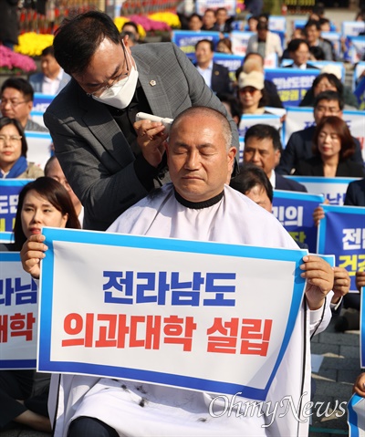 민주당 김원이 의원이 18일 오후 용산 대통령실앞에서 열린 ‘전라남도 의과대학 유치 촉구 집회’에서 삭발하고 있다.