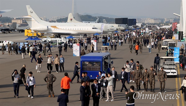 18일 오후 경기도 성남 서울공항에서 열린 ‘서울 아덱스(ADEX) 2023’ 항공우주·방위산업전시회장을 찾은 관람객들이 각종 군사 장비를 둘러보고 있다.