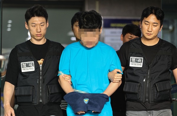 지난 2023년 7월 28일 4명의 사상자를 낸 '신림동 흉기난동 사건' 피의자 조선이 28일 오전 서울 관악경찰서에서 검찰로 송치되고 있다. 