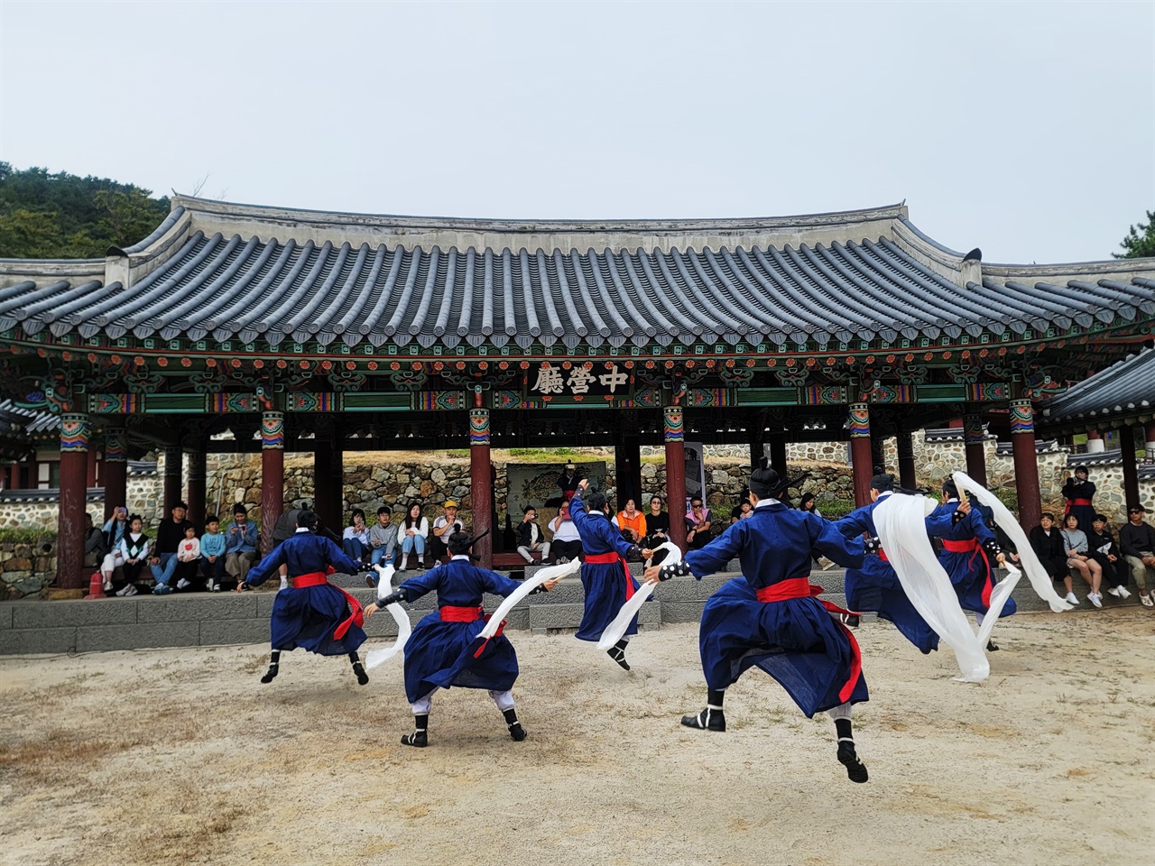 전통무술 시범을 보이곳 있는 모습