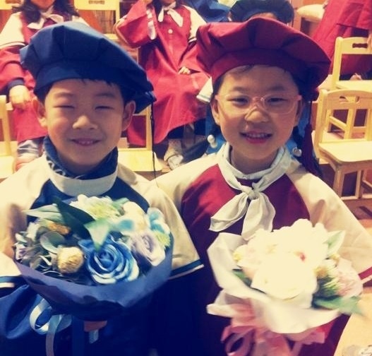 재현이 유치원 졸업식에서 사촌동생과.왼쪽이 재현이