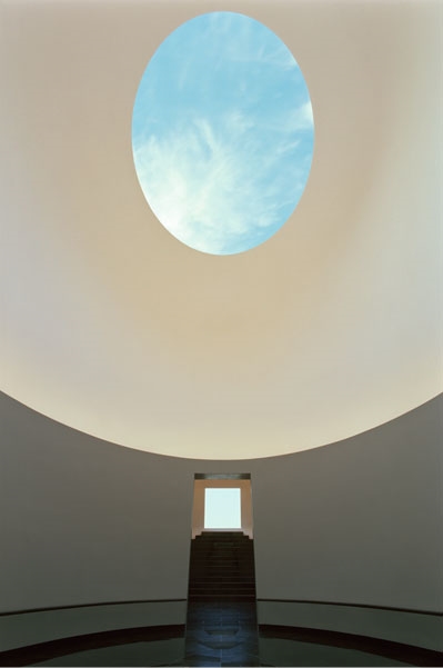 제임스 터렐의 작품 사진. 특정한 구조 내부에서 천장을 통해 보이는 하늘을 관찰하게 하는 작품이다.