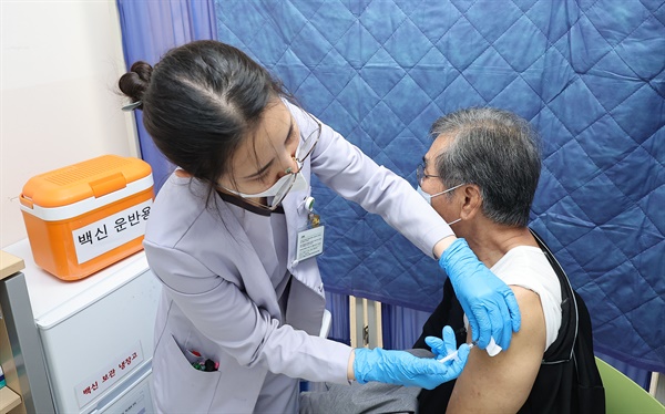 65세 이상 고령층을 대상으로 독감 백신 무료 접종이 시작된 19일 서울 강서구 부민병원을 찾은 어르신이 예방 접종을 받고 있다