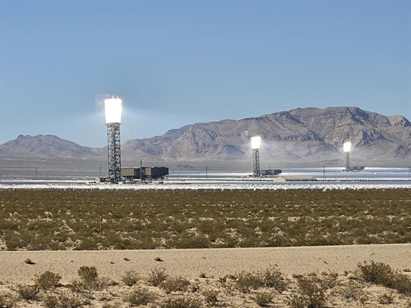 모하비 사막에 설치된 아이밴파 태양광 발전소. 세계 최대 규모로 구글 등도 투자했다. 
