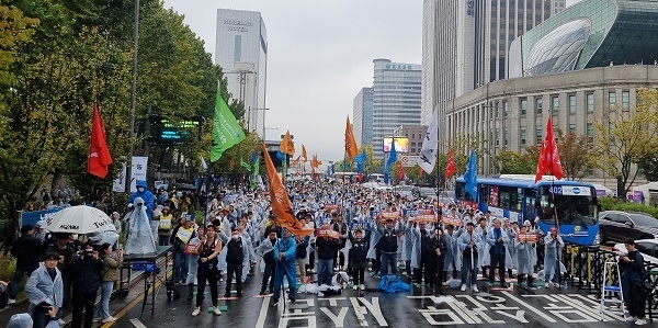 서울교통공사노조가 19일 오전 10시 30분부터 서울시청 옆 세종대로에서 조합원 2천 여 명이 모인 가운데 총력결의대회를 개최했다.
