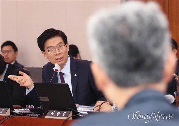  지난 10월 20일 국회 법제사법위원회 국정감사에서 질의하는 조정훈 시대전환 의원 모습(자료사진).