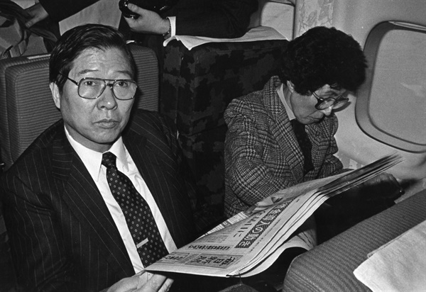 1985년 2월 초 전격 귀국길에 오른 김대중-이희호의 모습. 사진은 비행기 안에서 촬영된 것. 