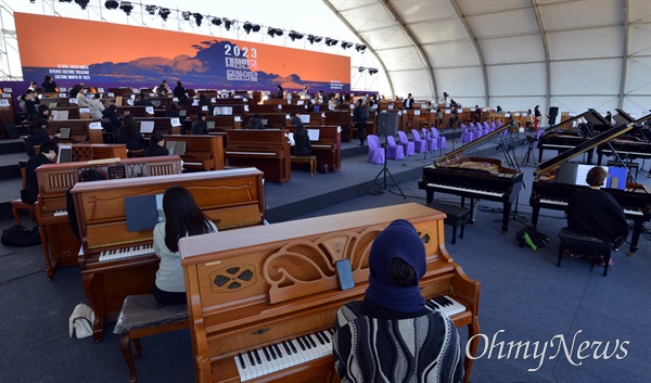 '2023 대한민국 문화의 달' 행사가 개막한 21일 오후 전라남도 신안군 자은도 뮤지엄파크 주무대에서 관계자들이 100+4(104대) 피아노 오케스트라 콘서트를 준비하고 있다.