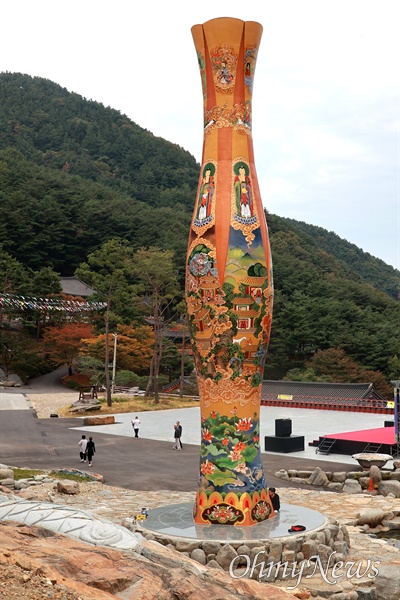  대한불교 조계종 방어산 마애사에 세워진 대형 윤회의 탑.