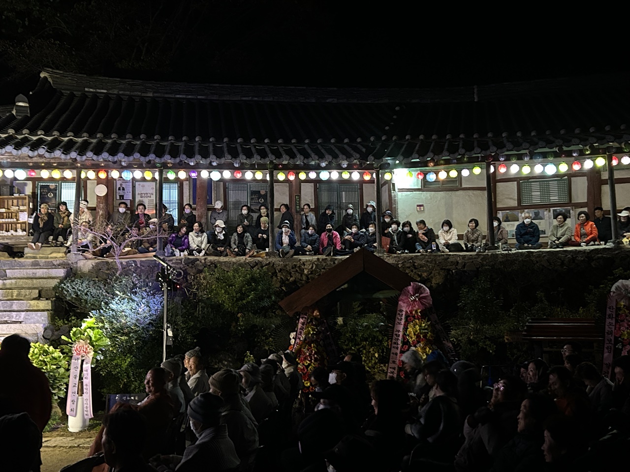 21일, 서산 부석사(浮石寺)에서는 불자를 비롯해 시민 등 300여 명이 참석한 가운데, 산사음악회가 열려 깊어져 가는 가을을 선사했다.