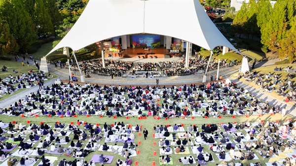 김동연 경기도지사가 21일 오후 수원제1야외음악당에서 열린 '10월 어느 멋진 날 맞손토크'에서 9천여 명의 도민들과 소통의 시간을 가졌다.